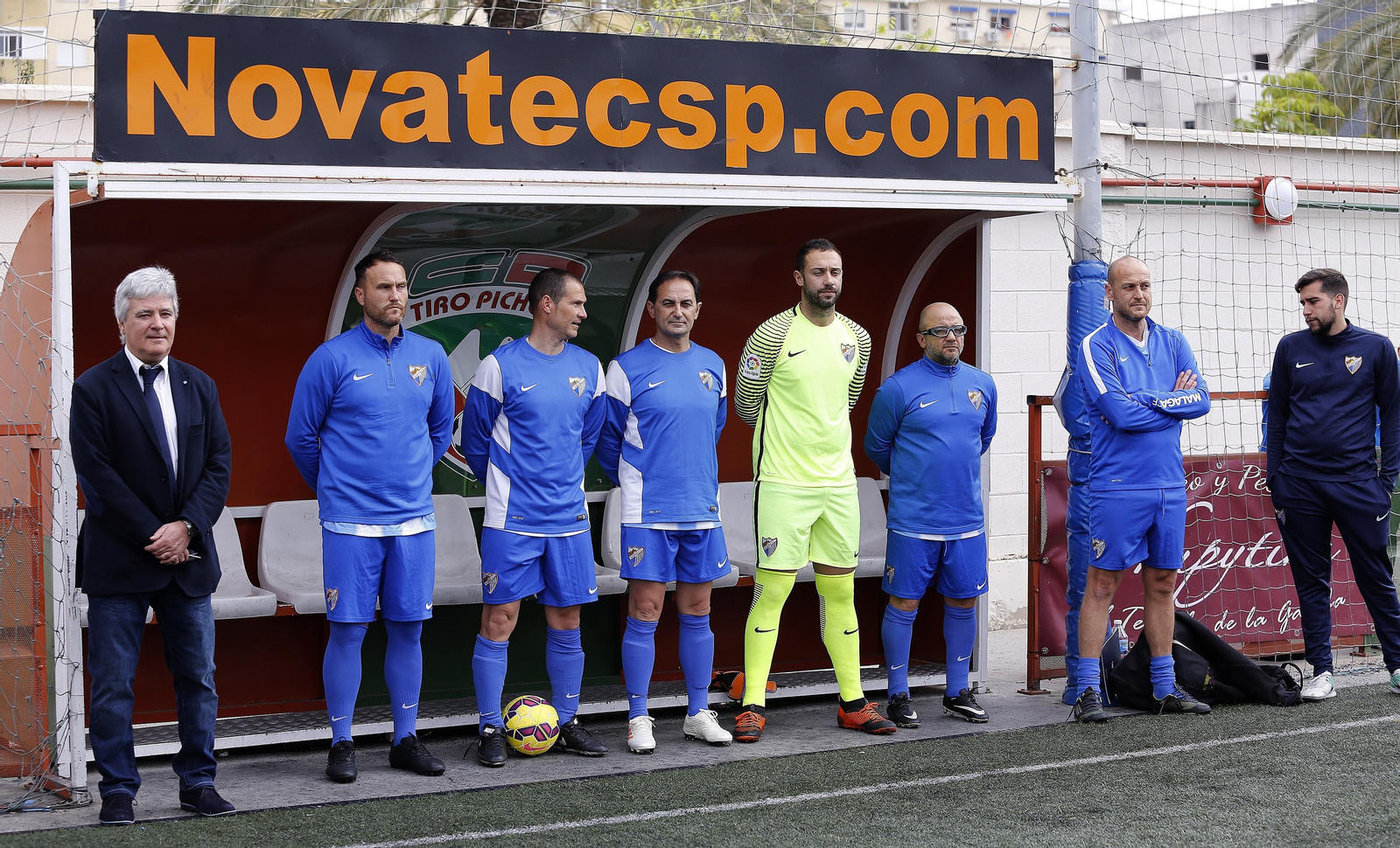 La jornada solidaria de los Málaga Forever y el Betis, en fotos