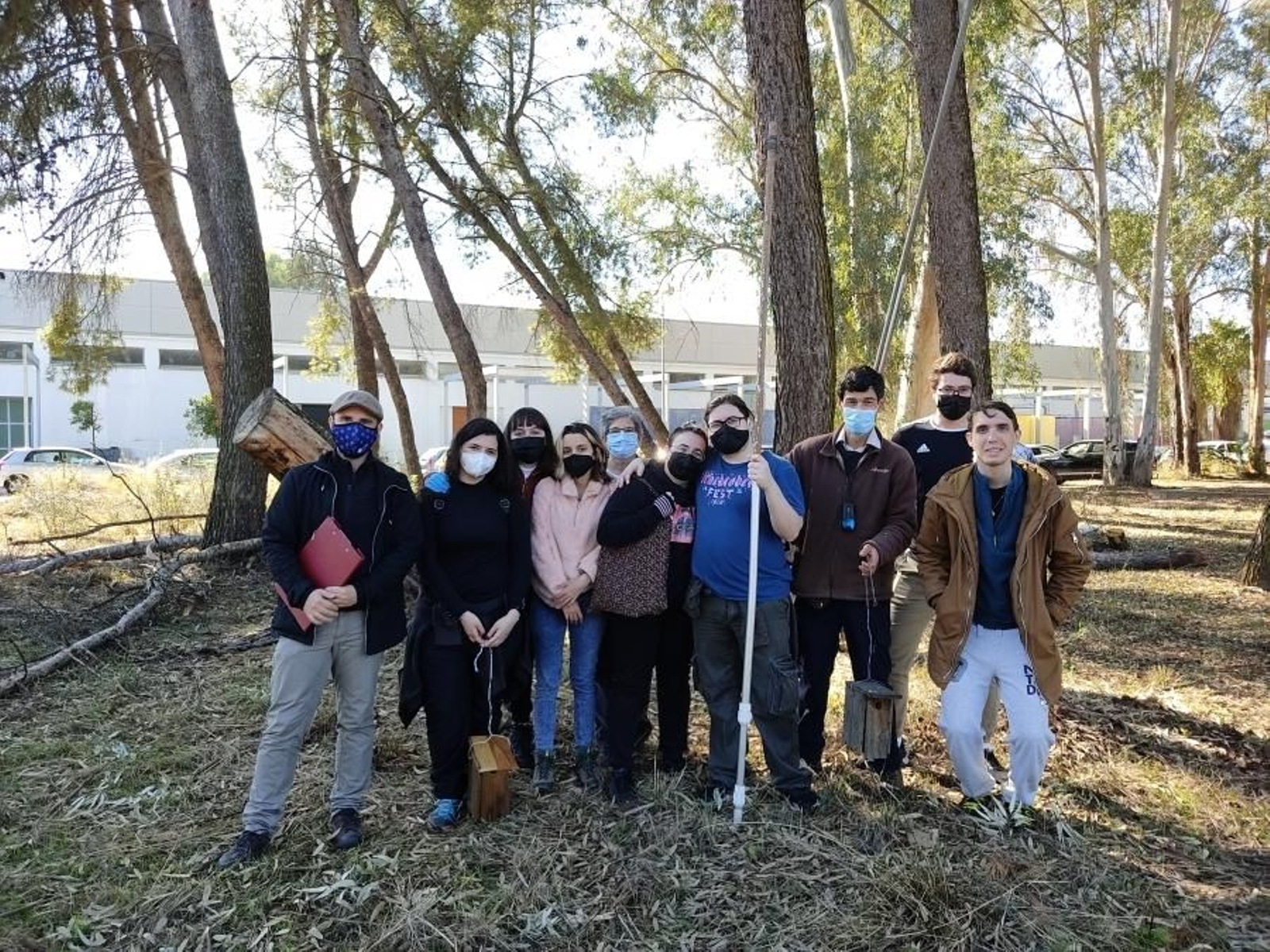 Voluntarios participantes en la actividad de revisión de las cajas nido.