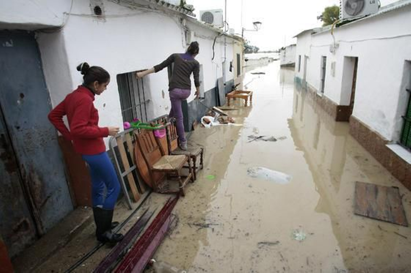 El Río Guadalquivir se desborda a su paso por Lora del Río./ J.C Muñoz