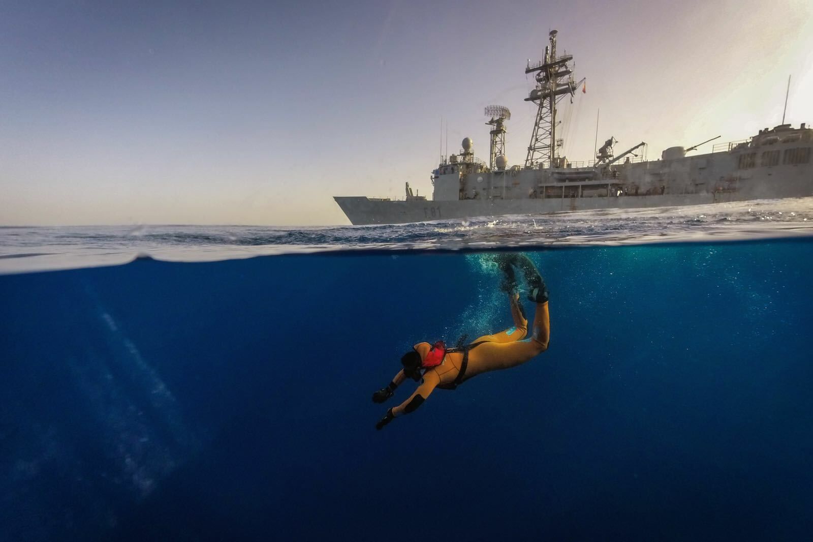 Un buzo de la Armada durante unas maniobras.