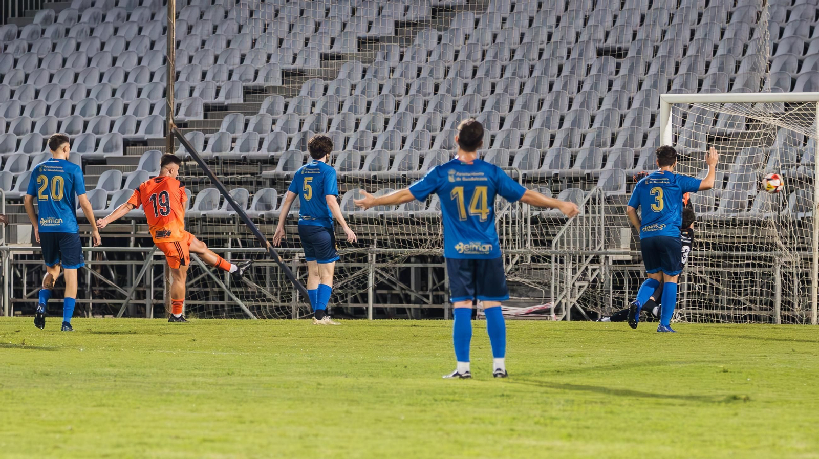 Las imágenes del triunfo del Xerez CD en el Trofeo Antonio Moure