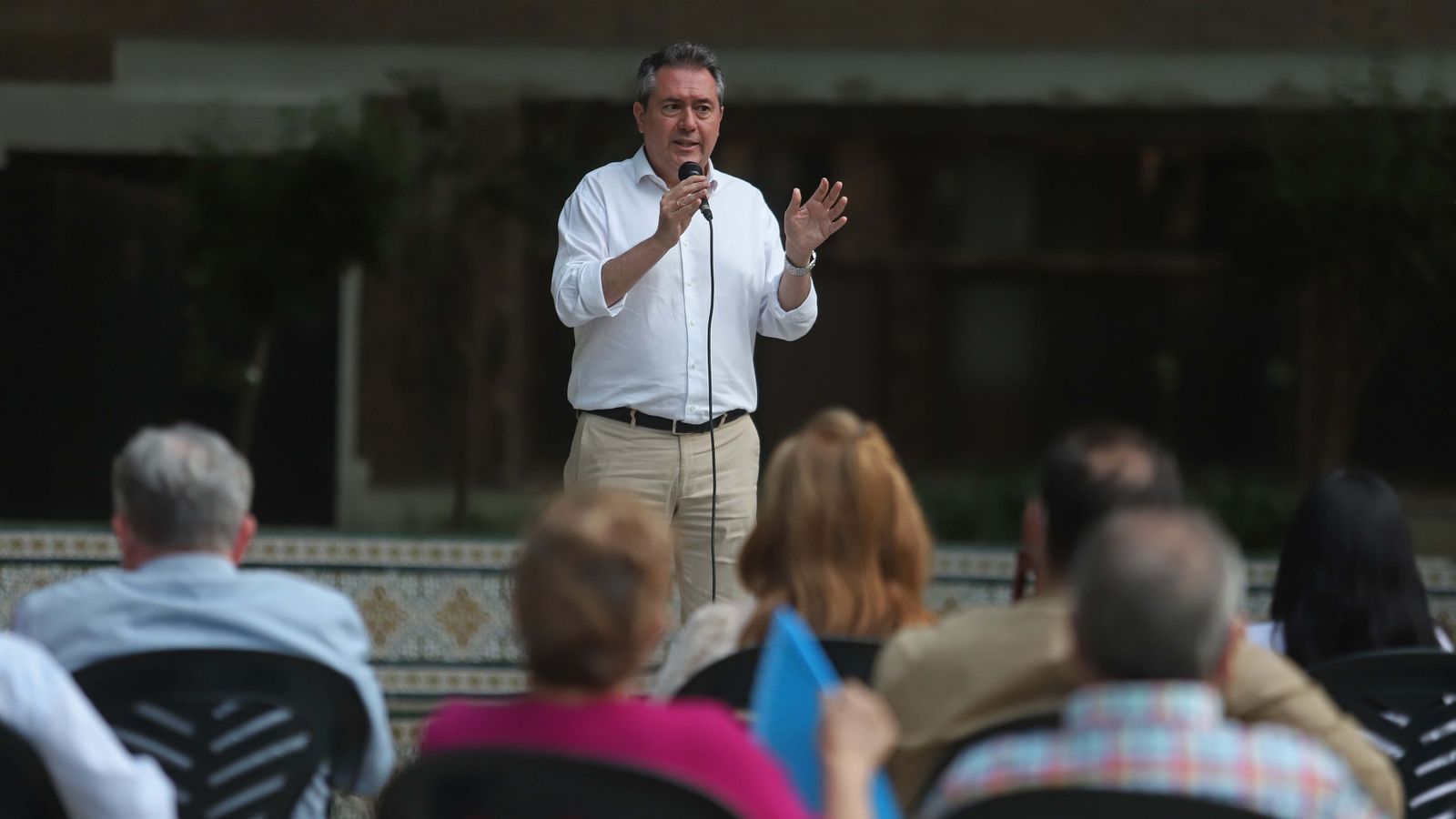 Fotos de Juan Espadas con simpatizantes del Psoe en Algeciras