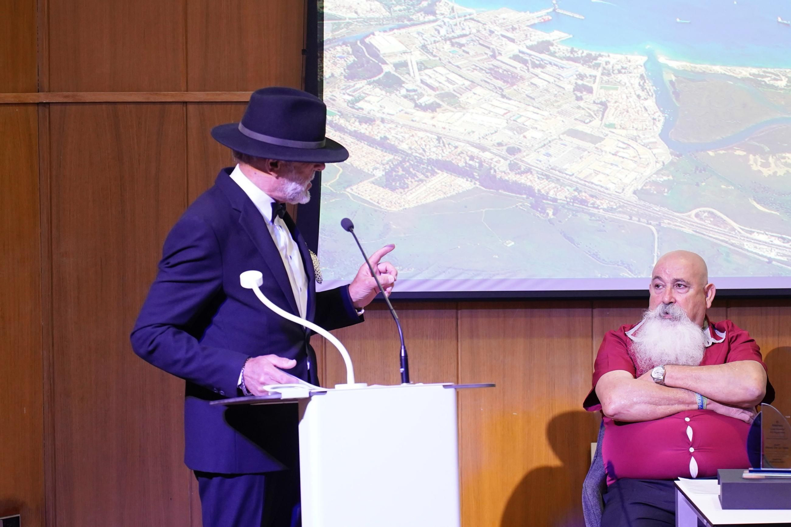 Fotos de la entrega del premio Ateneo José Román de Algeciras 2025 a Juan Moya