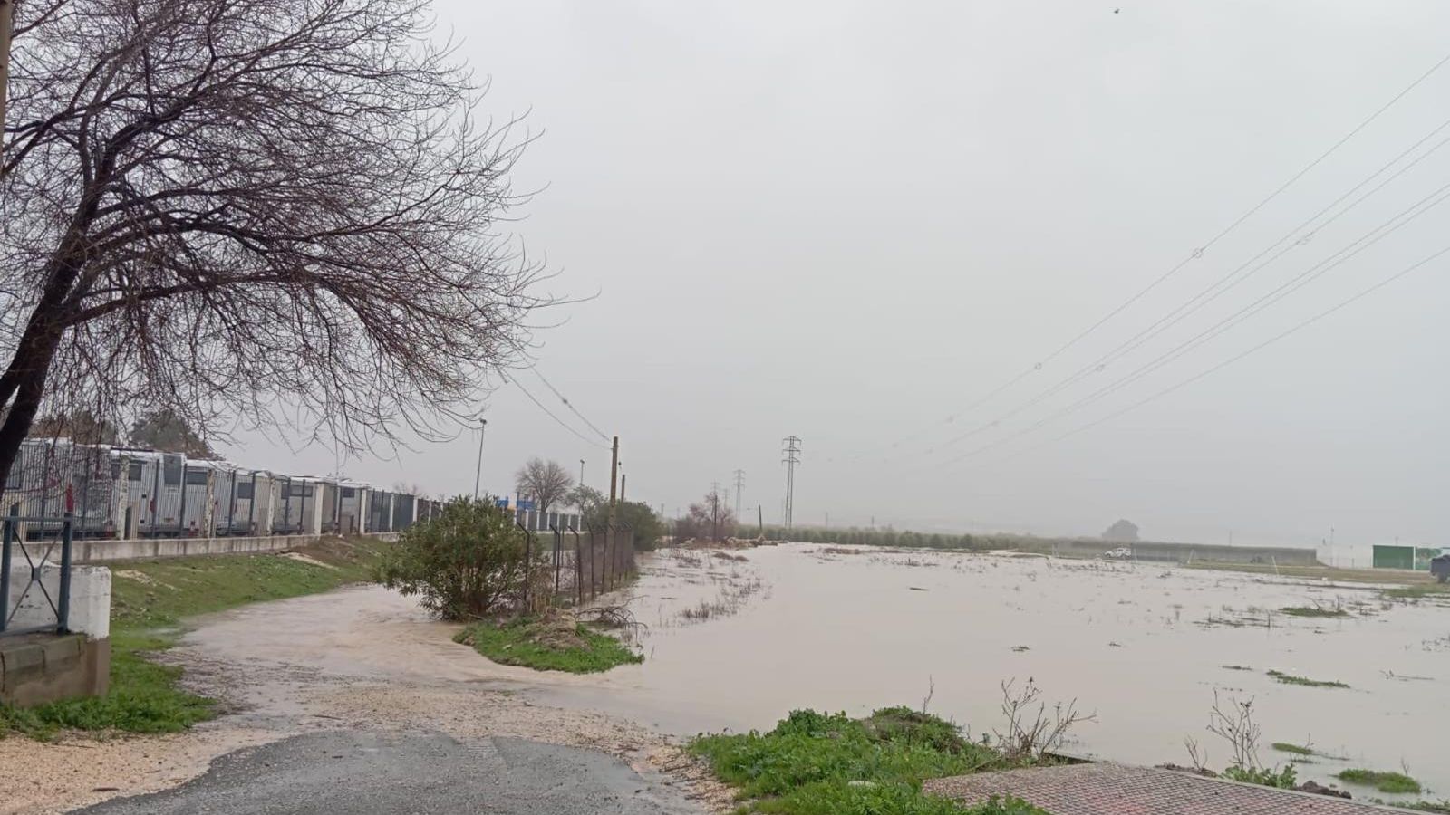 Las autocaravanas que estaban estacionadas en los bajos del hotel han sido sacadas por vehículos pesados para evitar problemas.