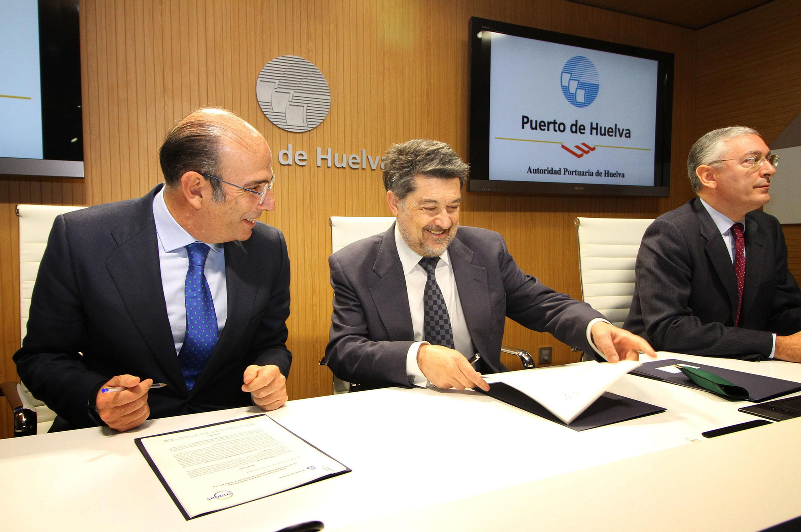 Firma del convenio entre el Puerto de Huelva y Enagás