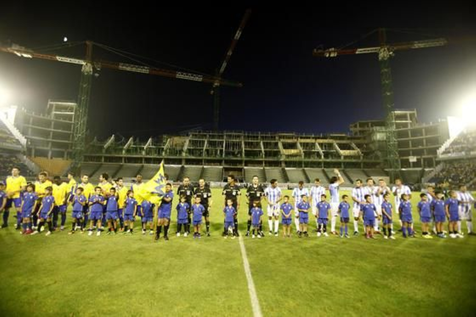 Los jugadores se presentan al público antes de comenzar.

Foto: Jesus Marin