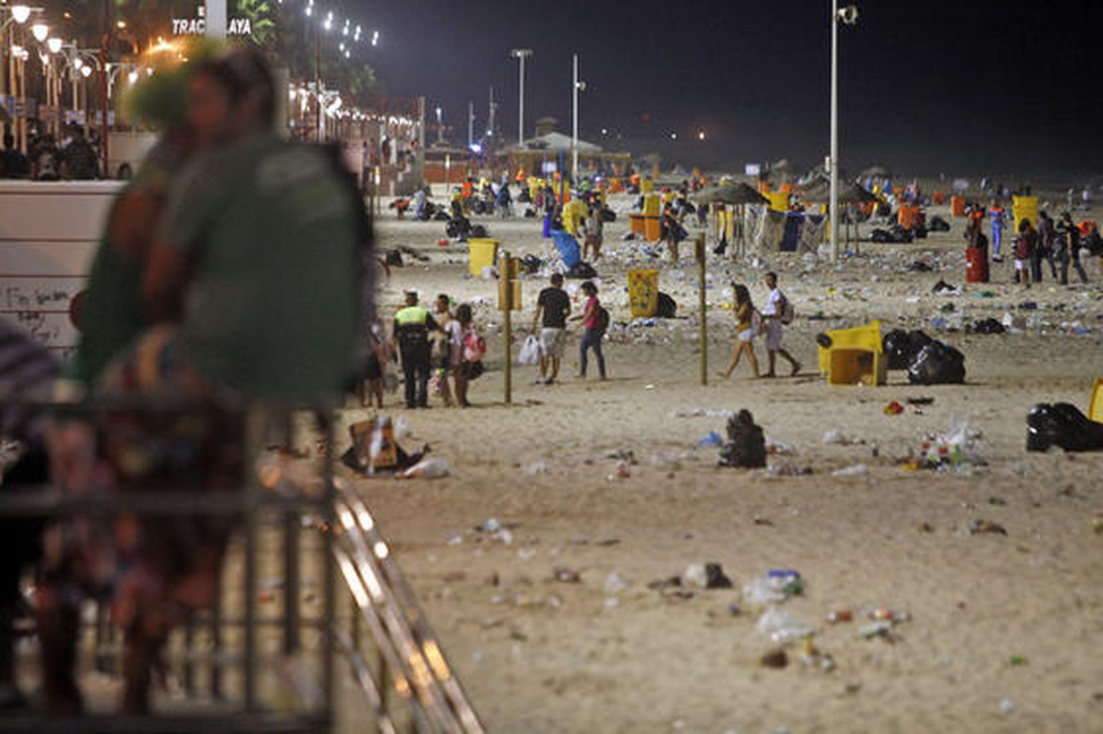Los servicios de limpieza recogen 42 toneladas de residuos de la arena tras la noche de las barbacoas del Trofeo Carranza.

Foto: Jesus Marin