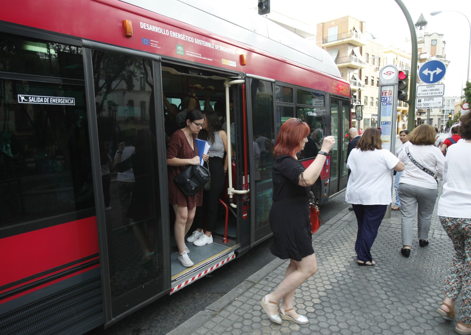 Dos mujeres bajándose del autobús en una imagen de archivo