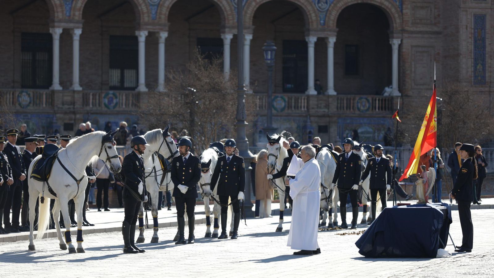 Las imágenes de la celebración del día de San Antón por la Policía Nacional en la plaza de España