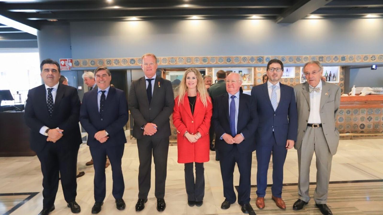 Los nuevos cargos del Cuerpo Consular, junto con Mestre y Lepiani.