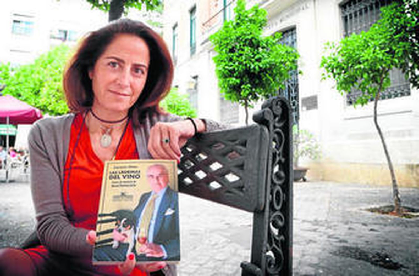 La escritora Carmen Oteo y su libro, días atrás, en la plaza del Banco.