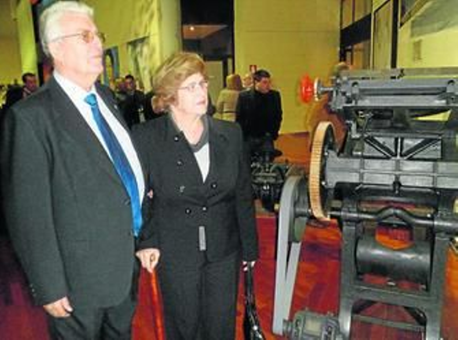 El acto de inauguración de la exposición contó con la asistencia de numerosas personas.