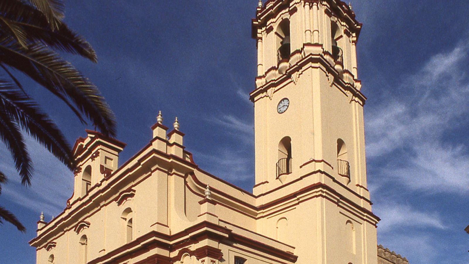 Fachada suroeste de la parroquia de San Antonio Abad, en Trigueros.