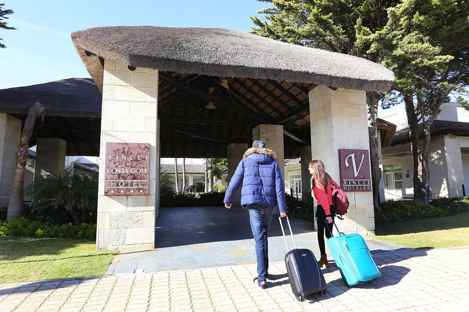 Turistas en la puerta de un hotel en Chiclana. Turistas en la puerta de un hotel en Chiclana.
