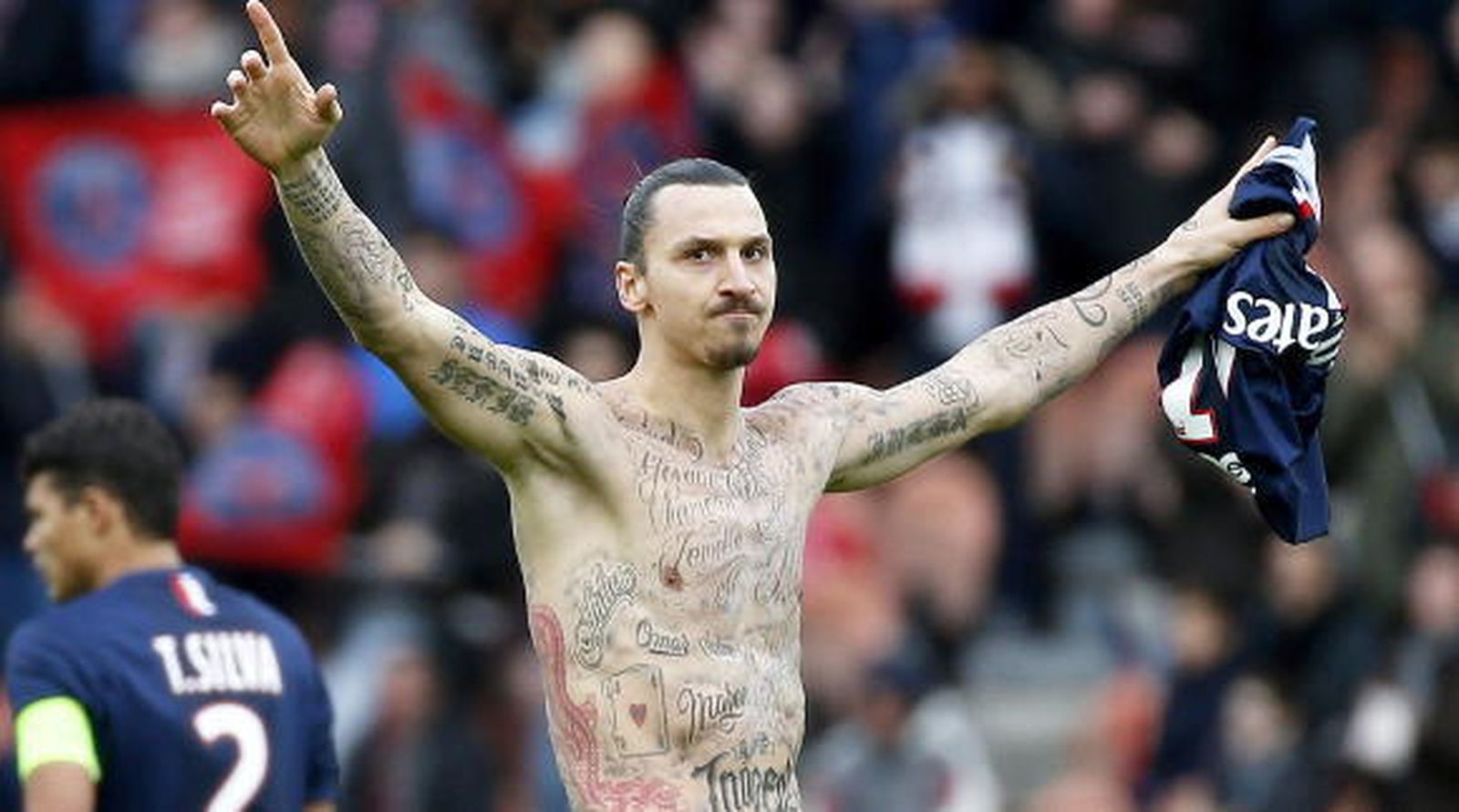Ibrahimovic se tatúa nombres en el cuerpo contra el hambre en el mundo