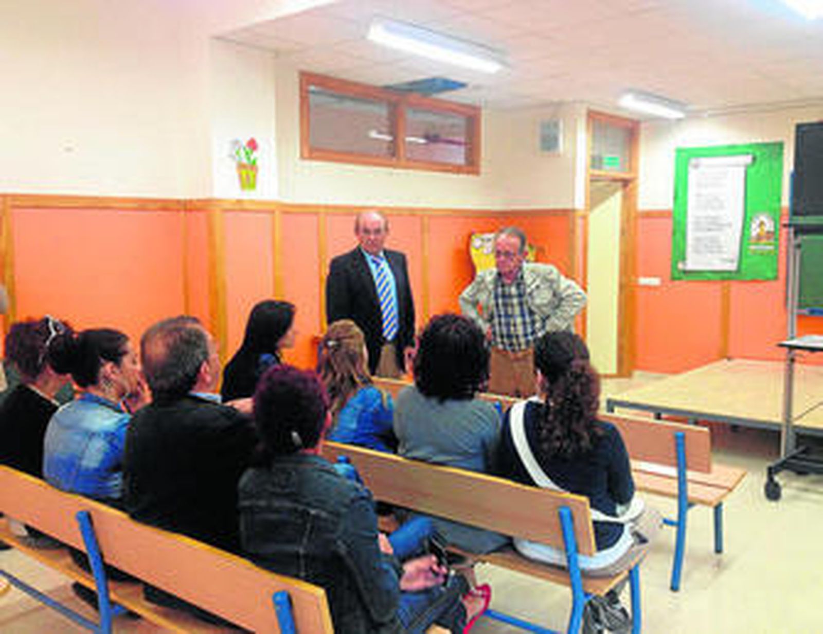 Visita de Bernabé Ramírez, junto al director del Blanca de los Ríos y padres.