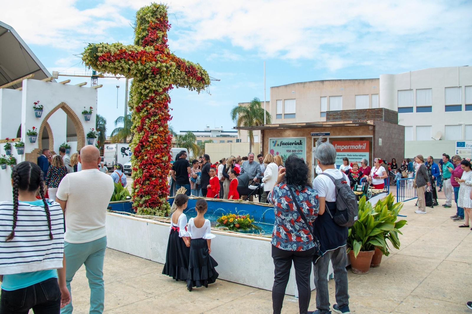 Varias personas junto a la Cruz municipal