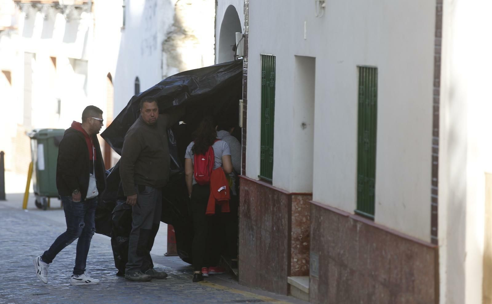 Varias personas acceden a  la vivienda donde ocurrieron los hechos