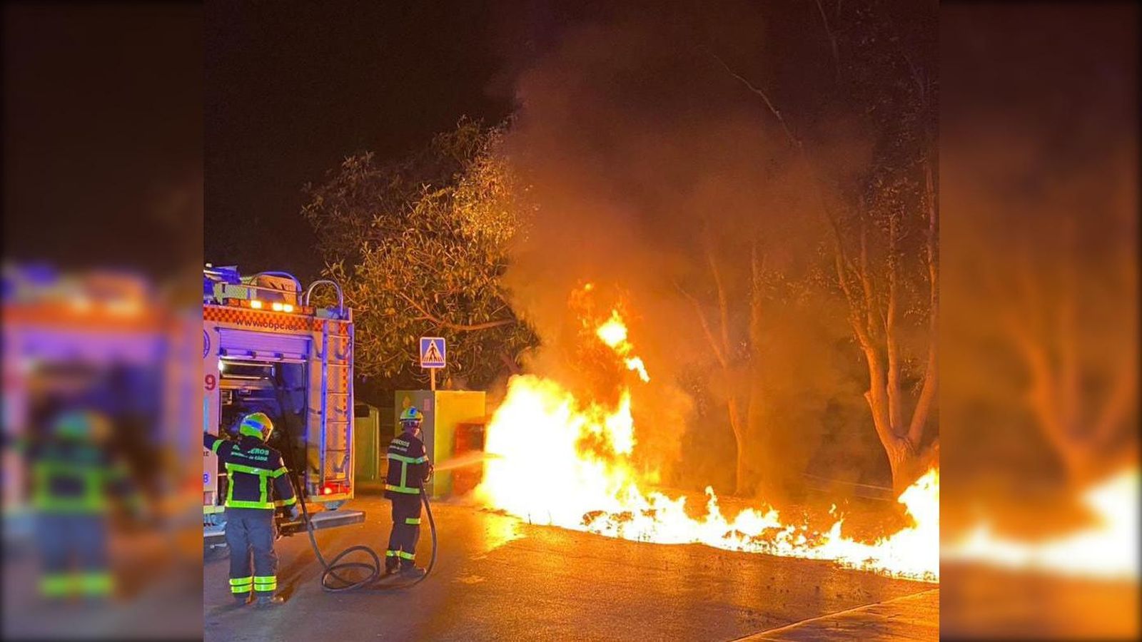 Los bomberos del parque de Guadacorte sofocan el fuego esta madrugada.