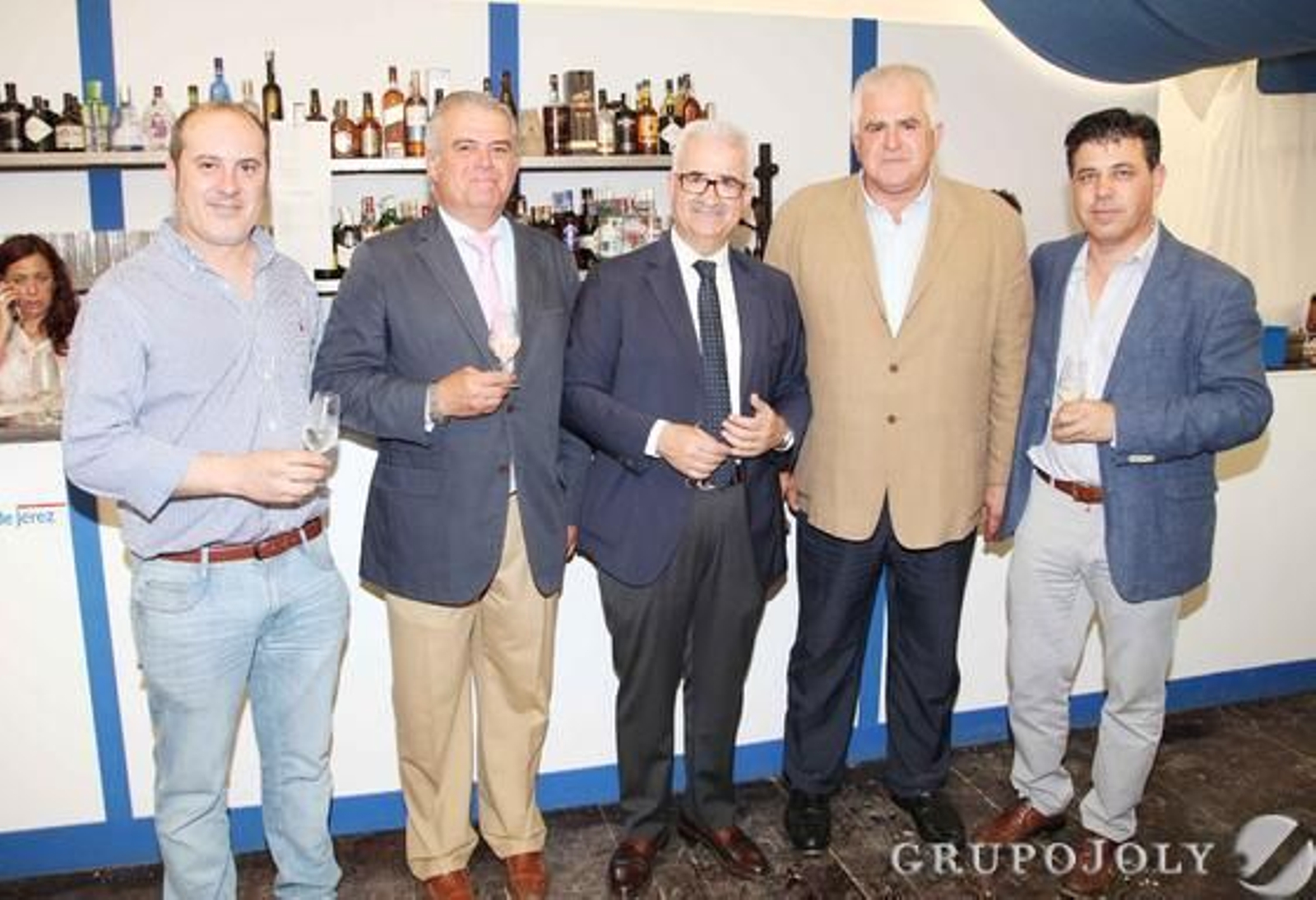 El vicepresidente de la Junta en funciones junto a Miguel López Sierra y Miguel Pérez, secretarios provincial y andaluz de COAG;Miguel Guerra, de Banco Popular, y Ángel Espejo, redactor del periódico.

Foto: Vanesa Lobo