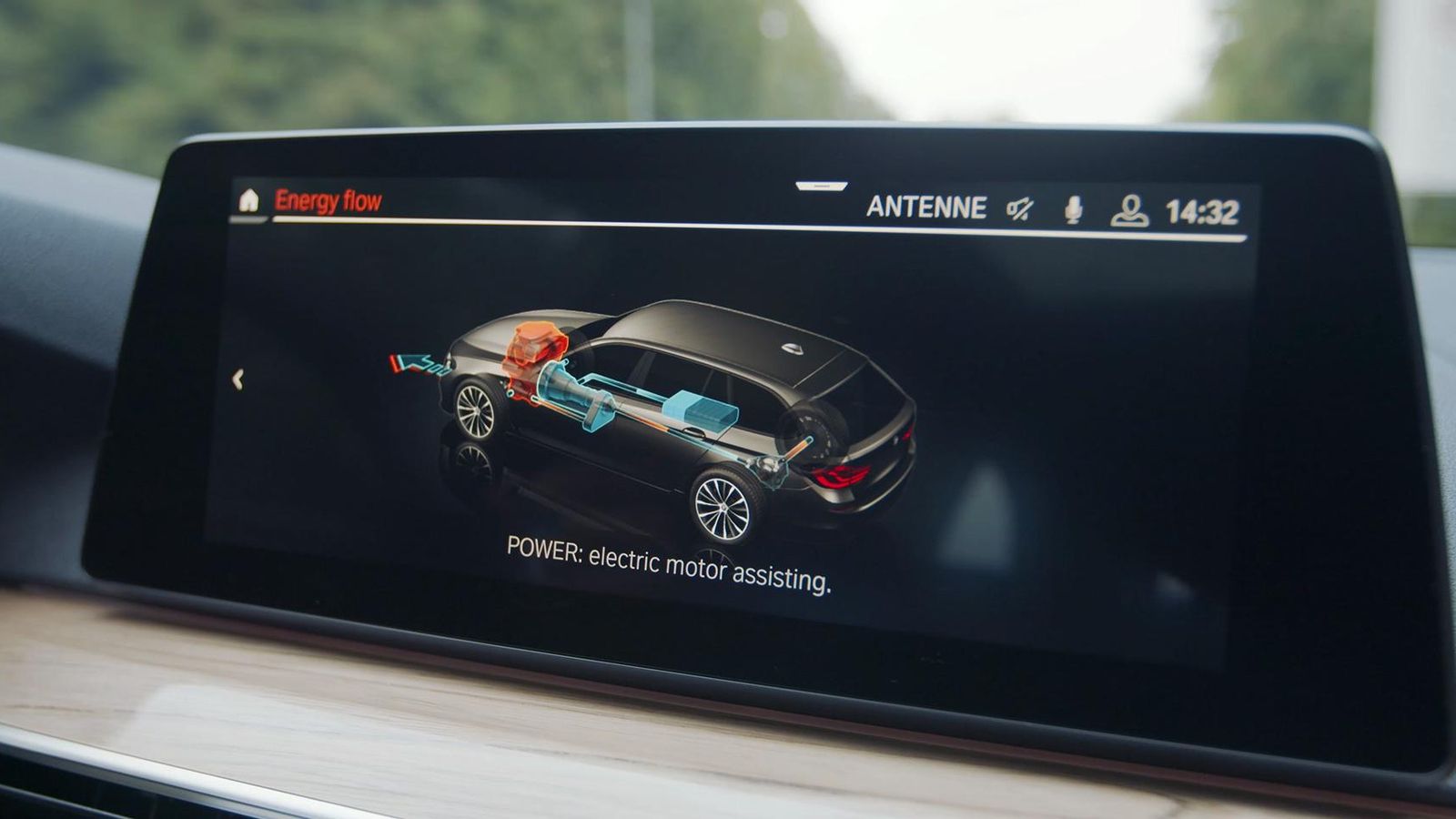 En BMW el motor eléctrico respalda al motor térmico, entre otras funciones, pero no lo reemplaza. Como en el resto de opciones, también permite mantenerlo apagado en algunos casos y producir energía para la batería.