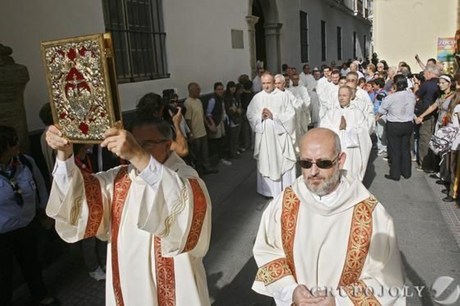 Imágenes de la toma de posesión del nuevo obispo de Cádiz y Ceuta, Rafael Zornoza Boy, en la Catedral de Cádiz.

Foto: Lourdes de Vicente - Joaquin Pino