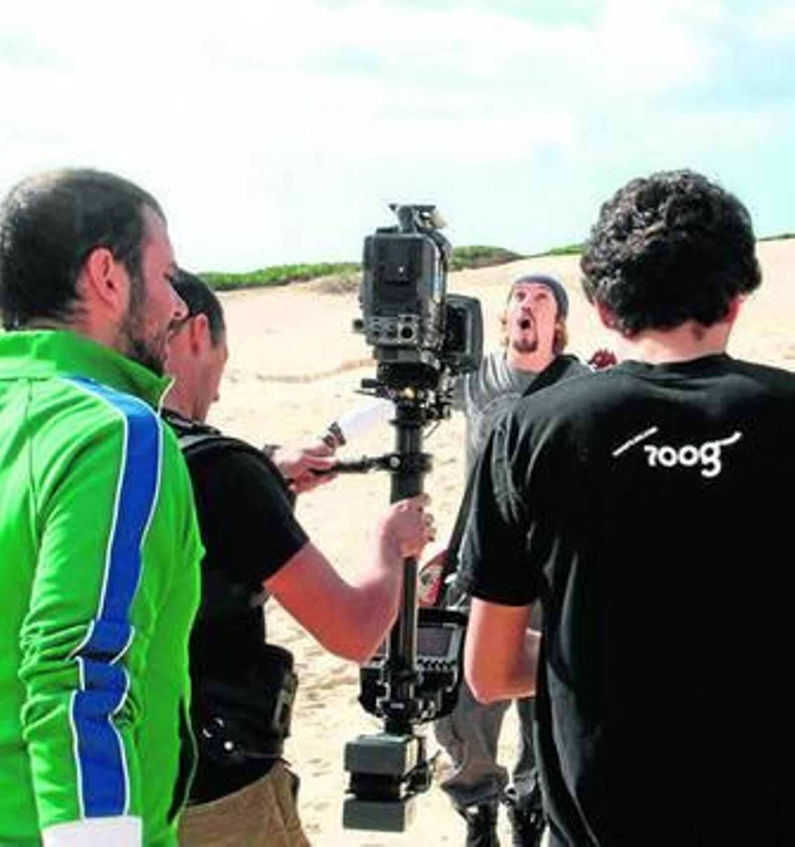 Alexis Morante (izquierda), durante el rodaje con Macaco. En la foto de la derecha, Fito Cabrales, en un momento de la filmación.
