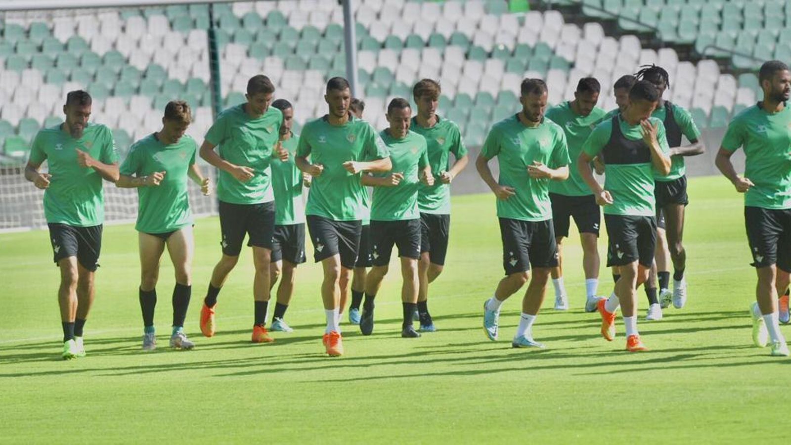 Los jugadores del Betis se ejercitan en el Benito Villamarín.