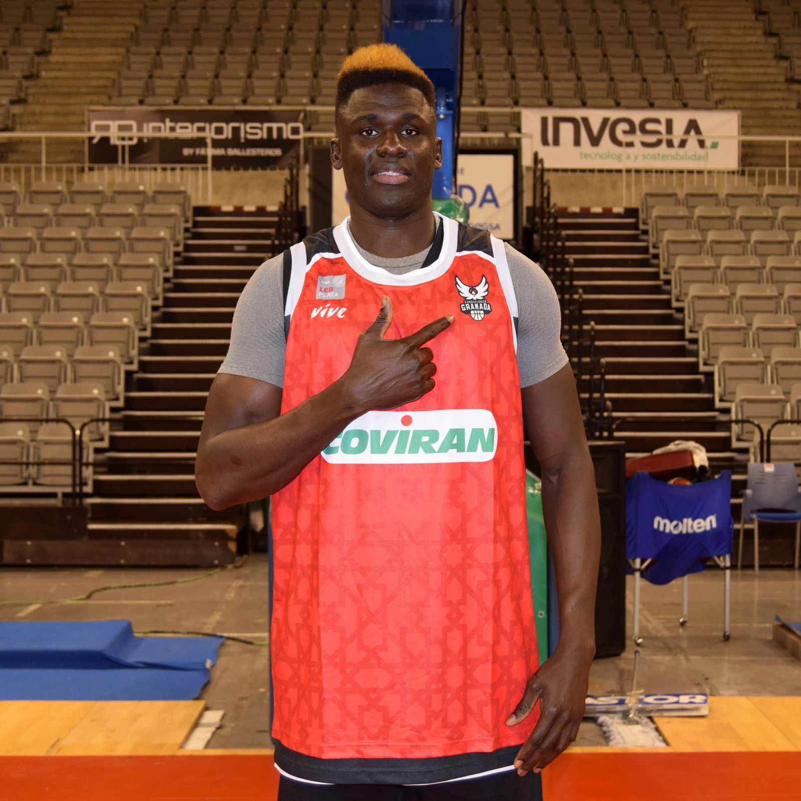Maodo Nguirane posa con la camiseta del Covirán.