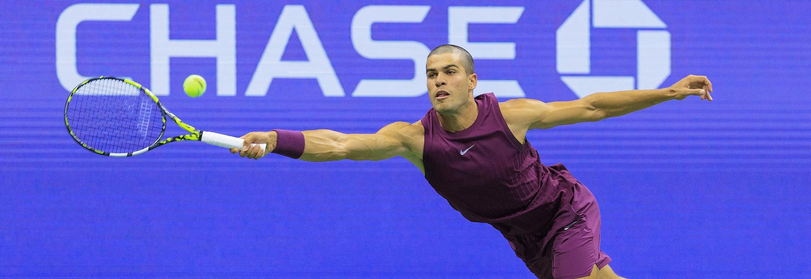 Carlos Alcaraz se estira para alcanzar una pelota contra Opelka.