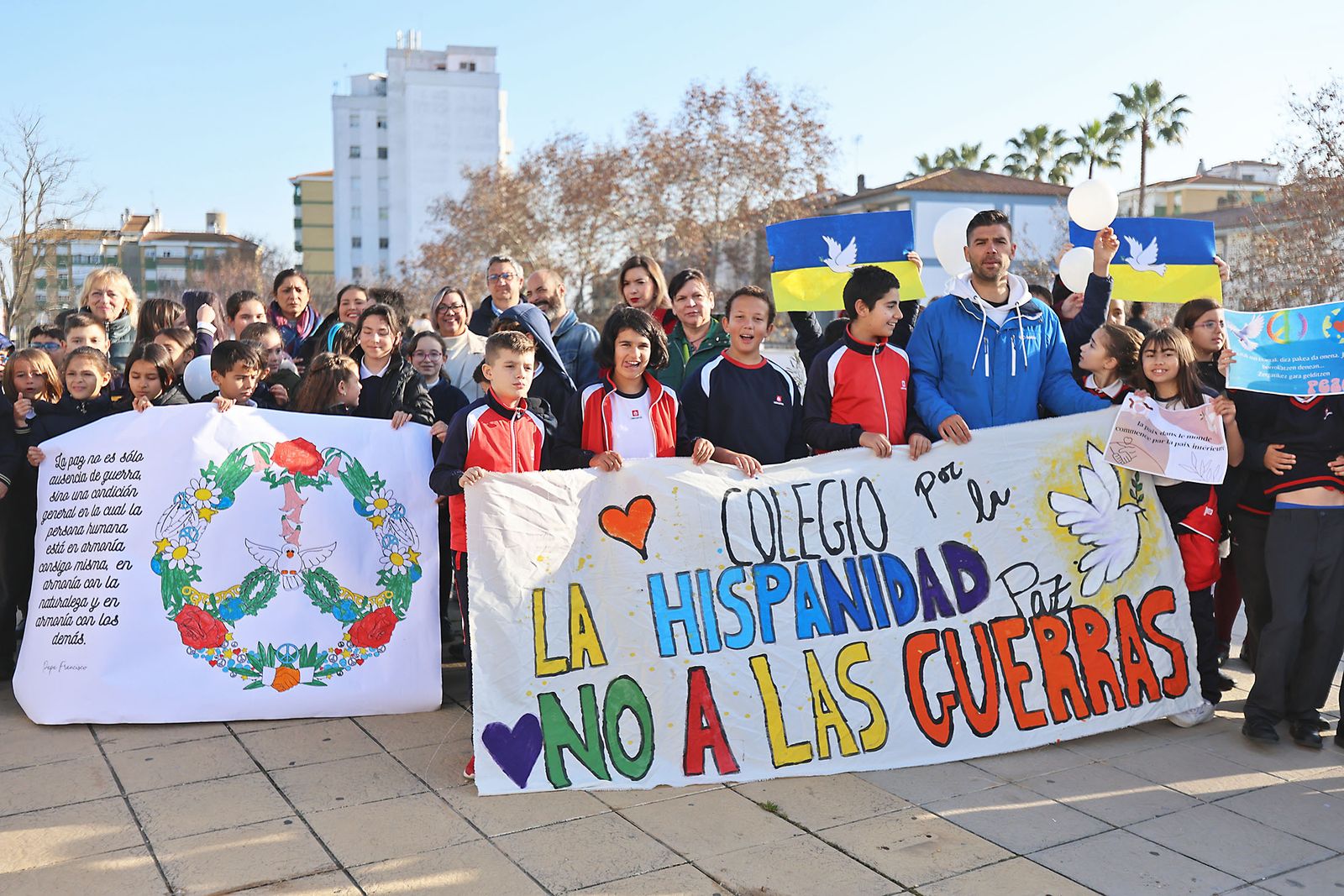 Imágenes del acto del Día a la No Violencia y la Paz del Colegio La Hispanidad