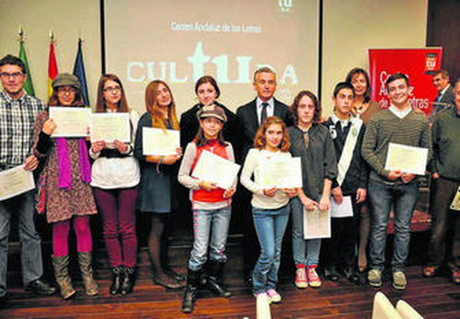 El consejero de Cultura, Paulino Plata, con los jóvenes premiados.