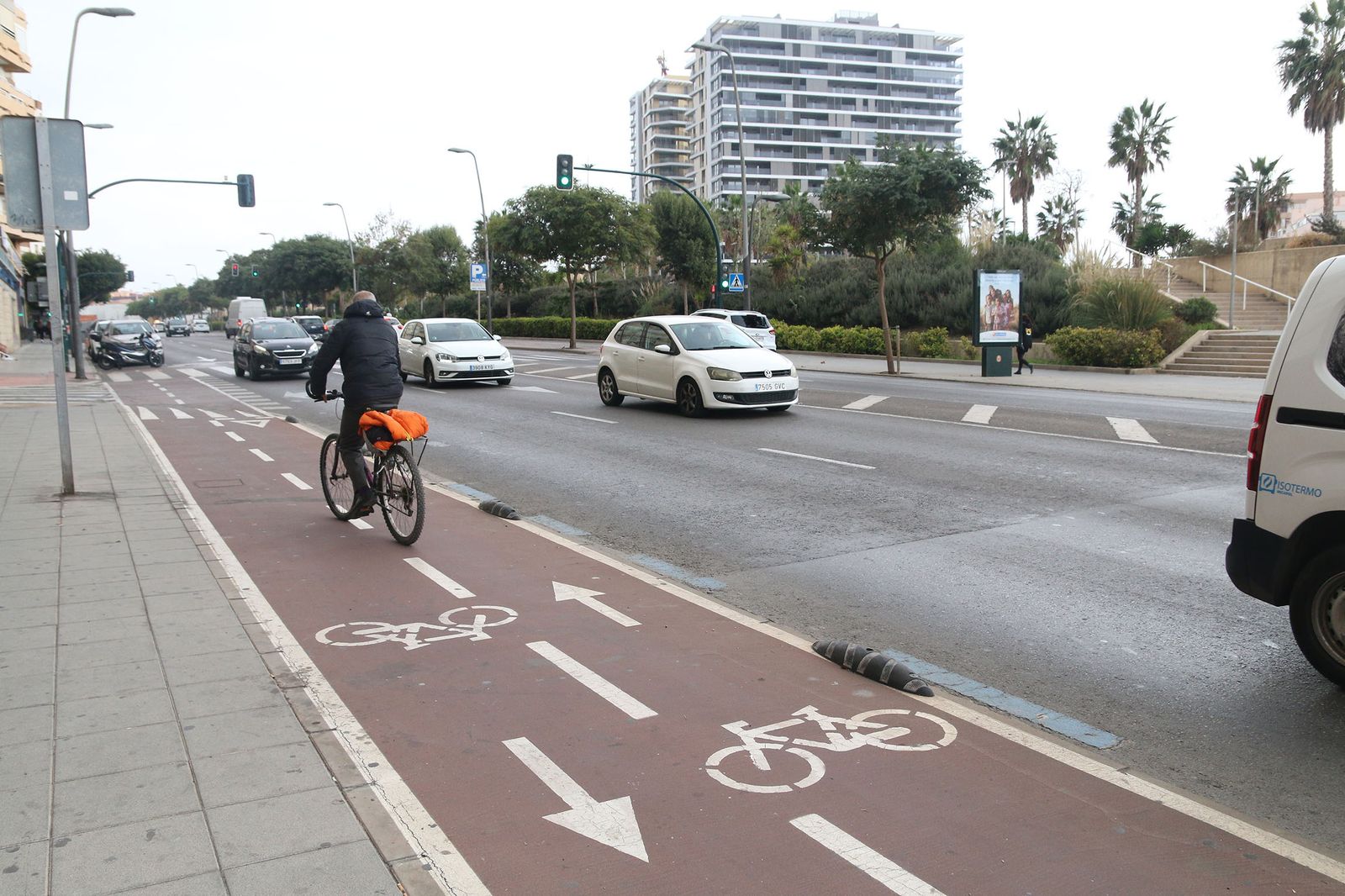 Ciclista circulando por uno de los carriles de carretera de Ronda