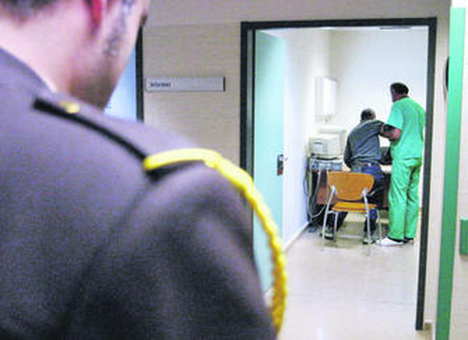 Un agente de seguridad en un centro de salud.