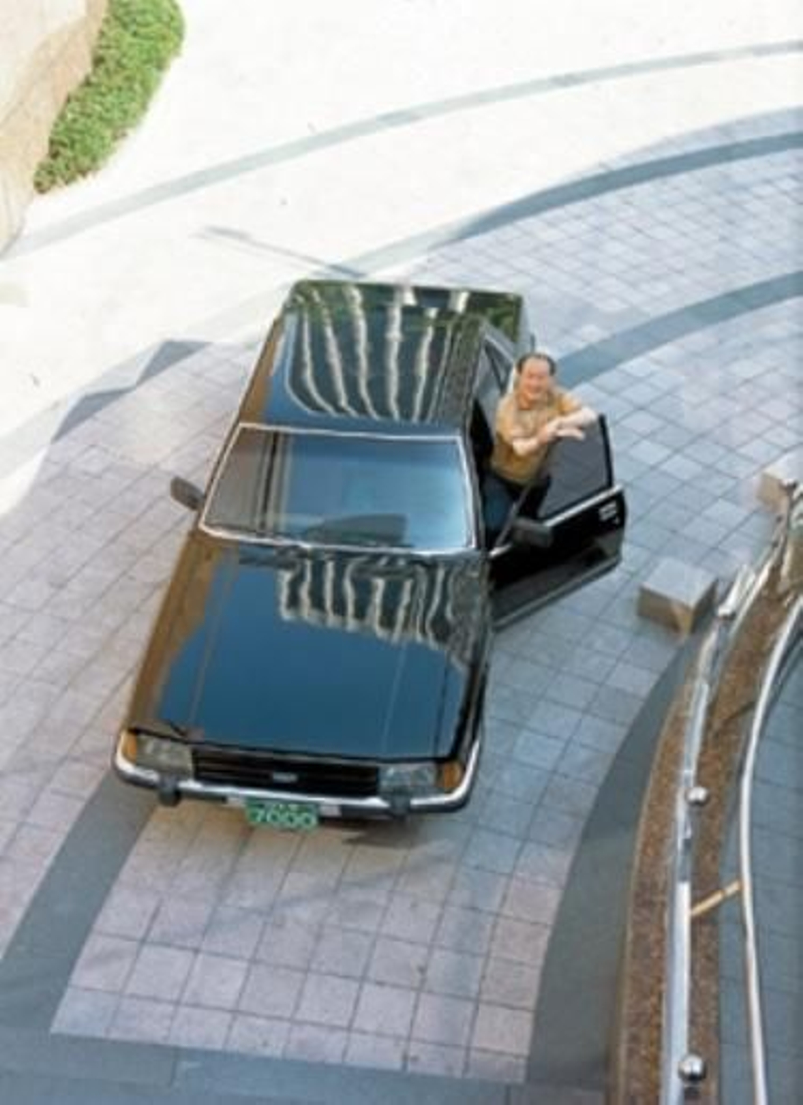 El coleccionista de coches Ko Seok-yong posa junto a su Hyundai Granada de 1984