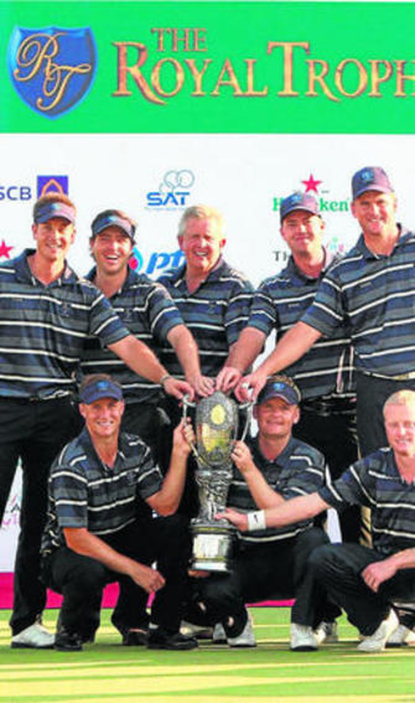 El equipo europeo posa con el trofeo.