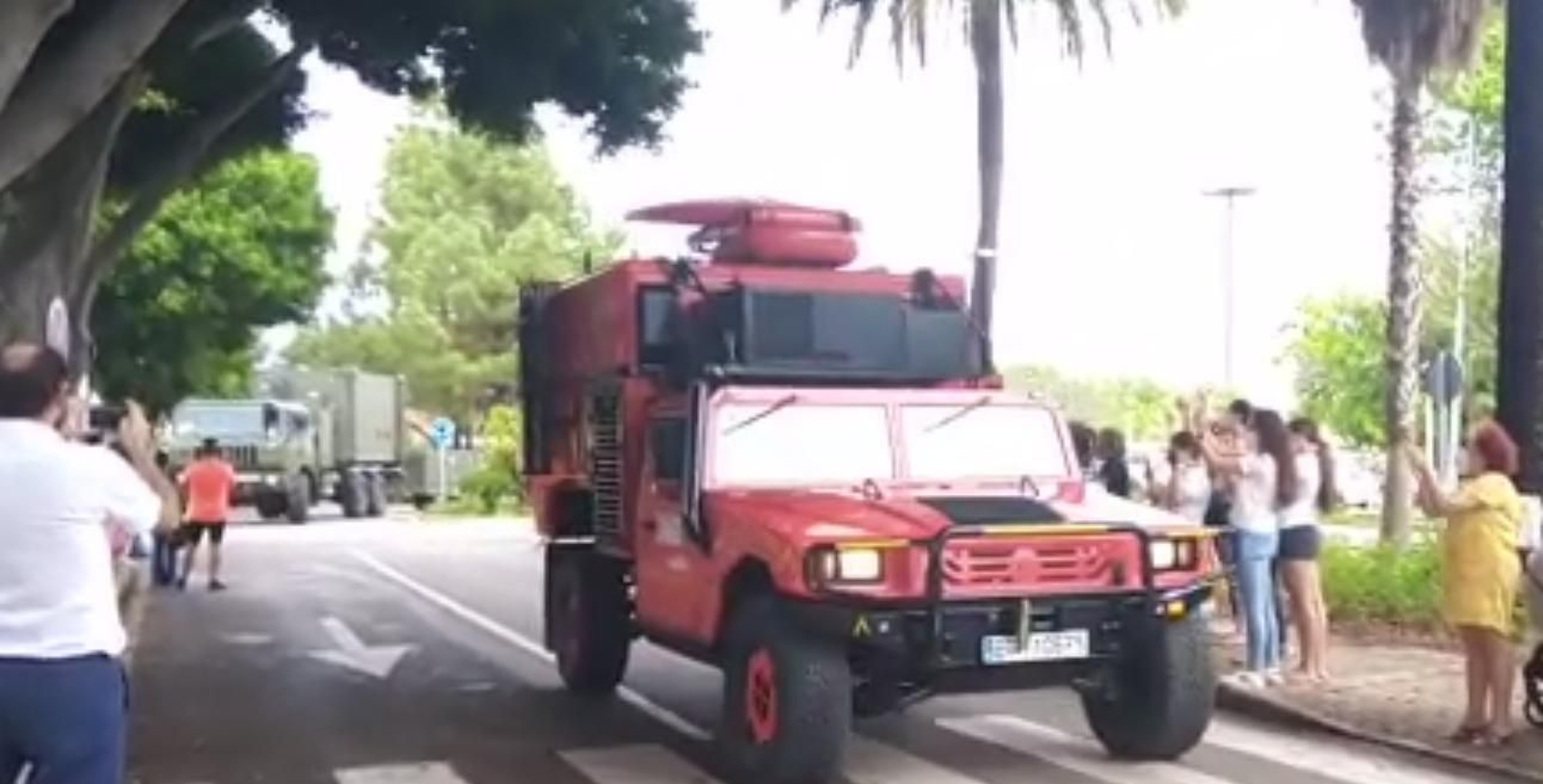 Aplausos a los efectivos de la UME que se despiden en Sierra Bermeja