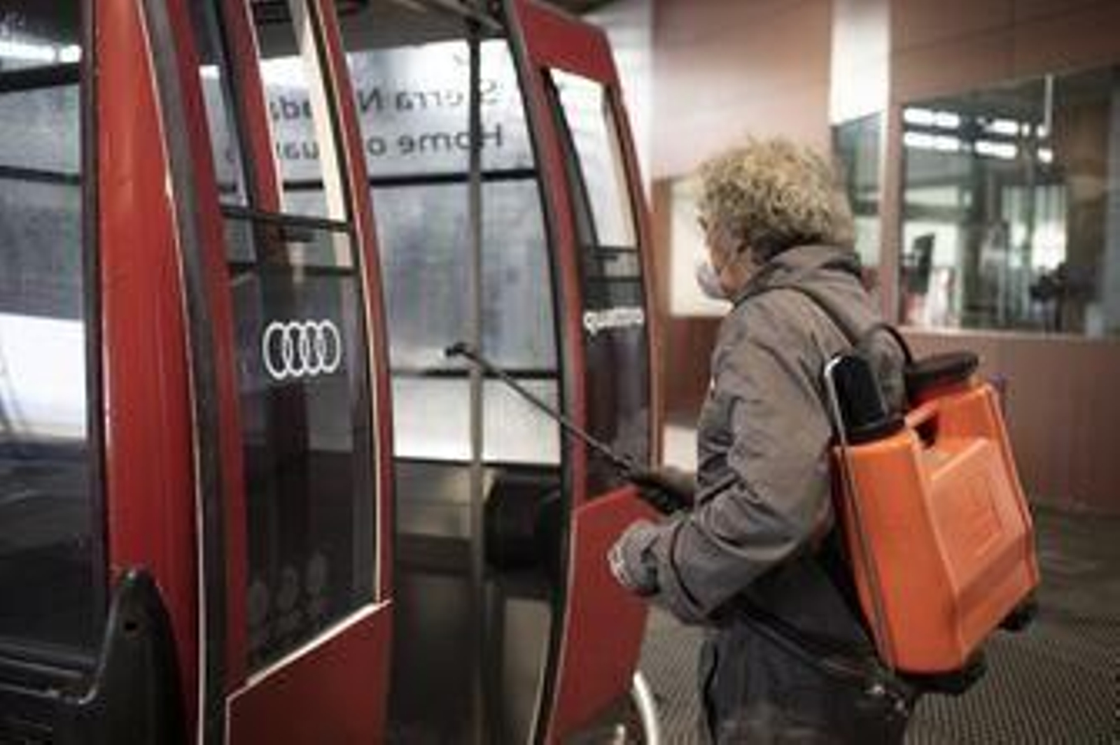Fotos: así ha sido la jornada de limpieza en las pistas de esquí de Sierra Nevada