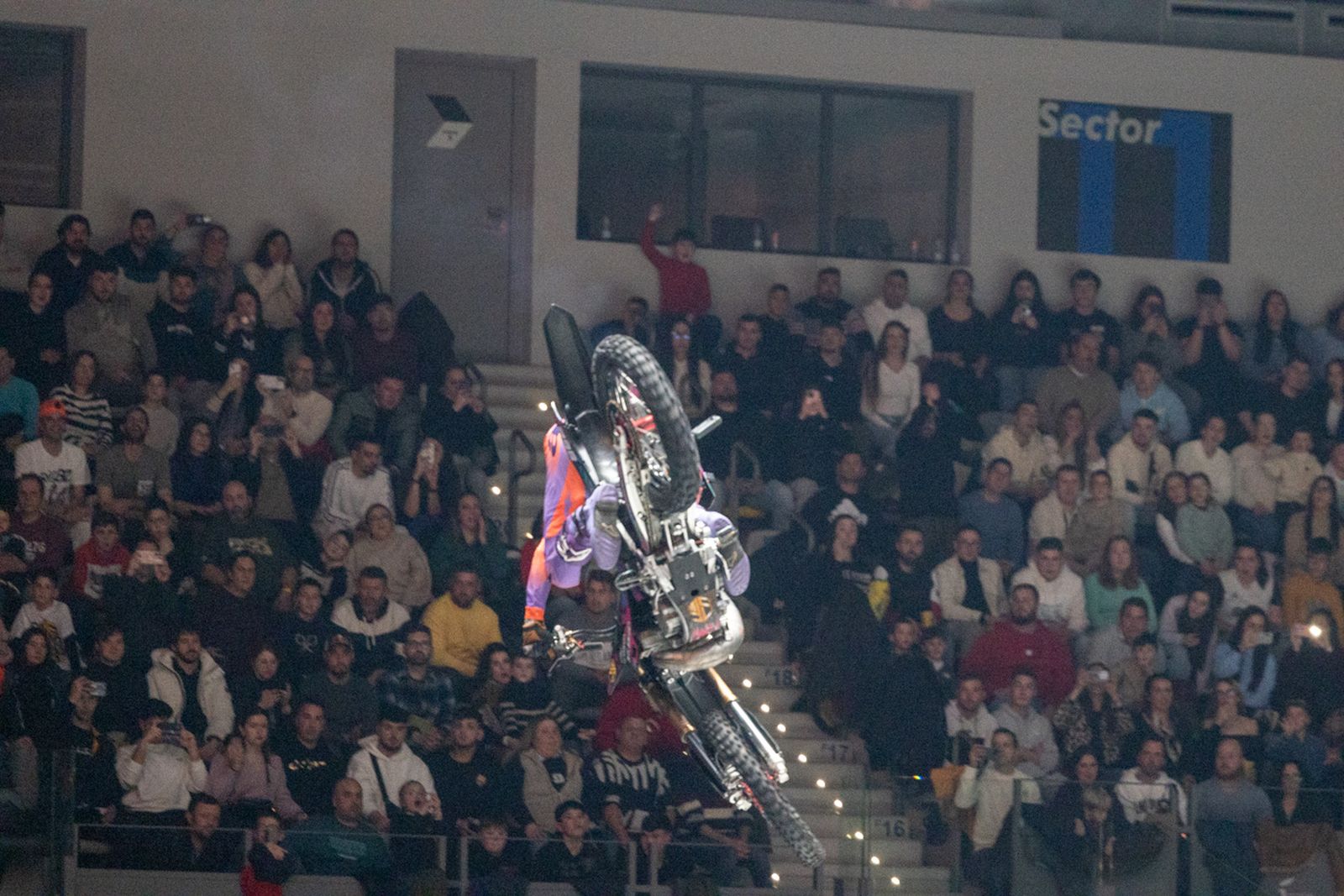 En imágenes: el Olivo Arena vibra con piruetas y motor en estado puro en el Soloflow Freestyle (1)