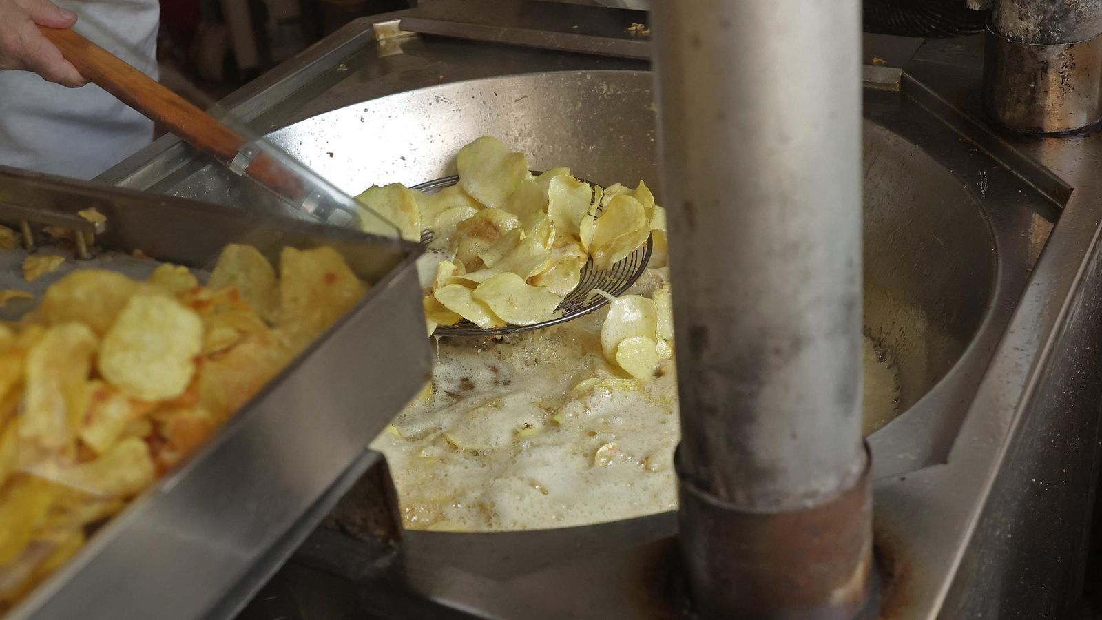 Las famosas patatas fritas de 'La Oriental', hechas en aceite.