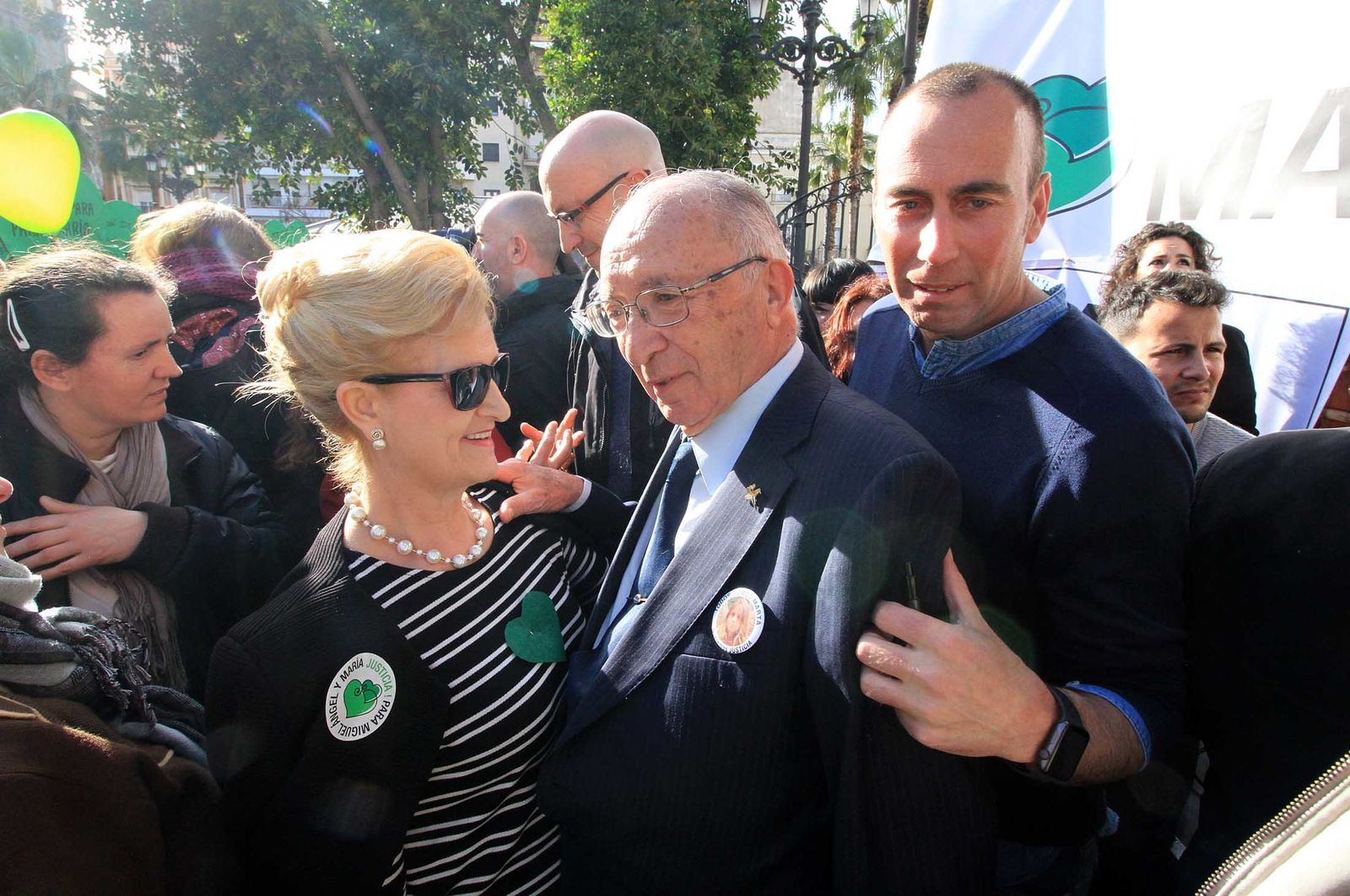 Imágenes de la concentración en la Plaza de las Monjas pidiendo justicia para las víctimas del doble crimen de Almonte