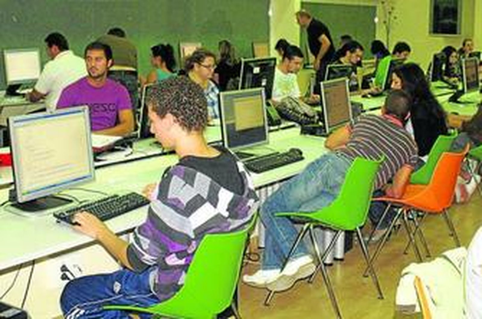 Jóvenes en el curso de informática de programación de una página web.