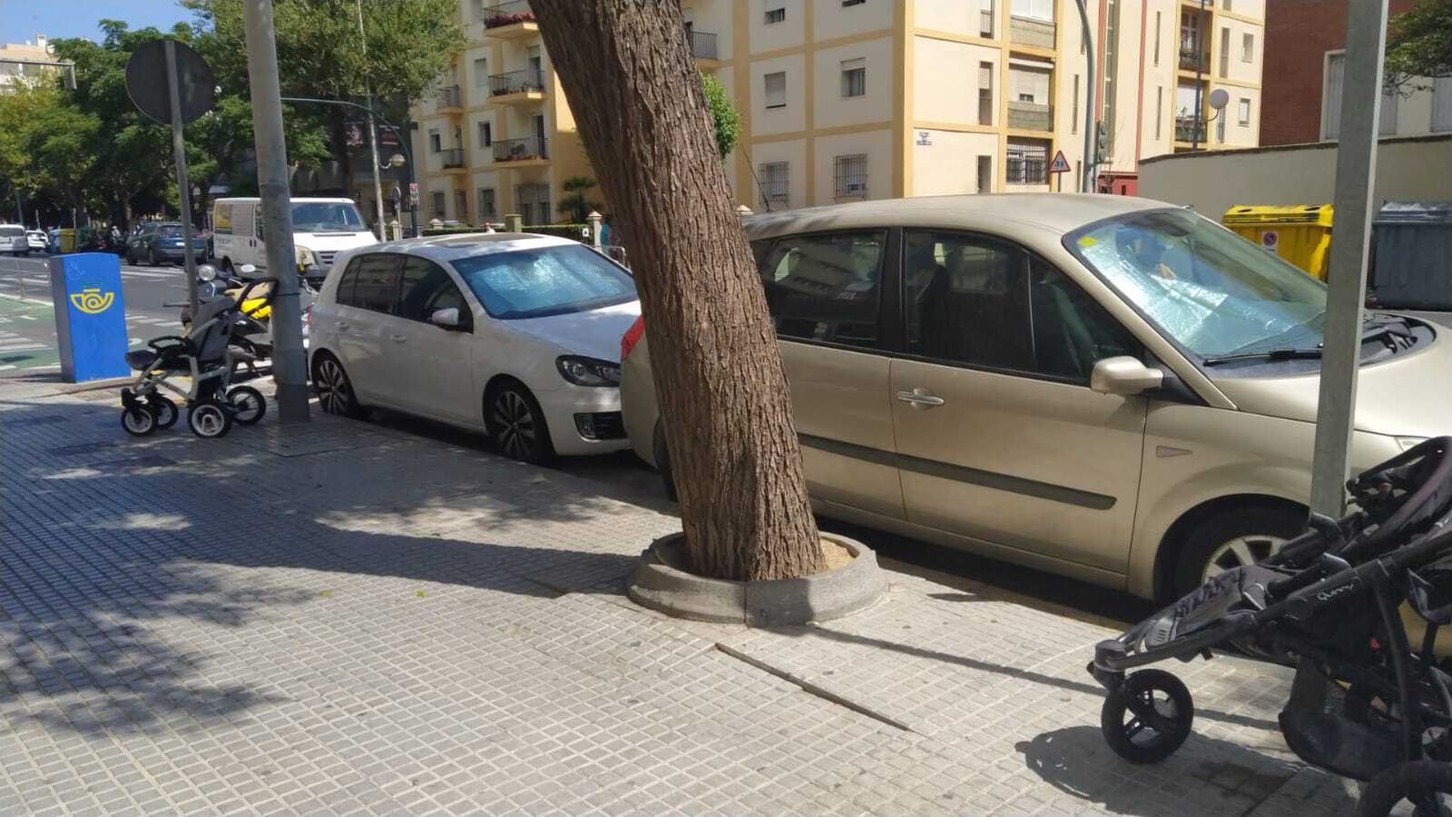 Los dos coches de bebé aparcados junto a la comisaría de la Policía Nacional