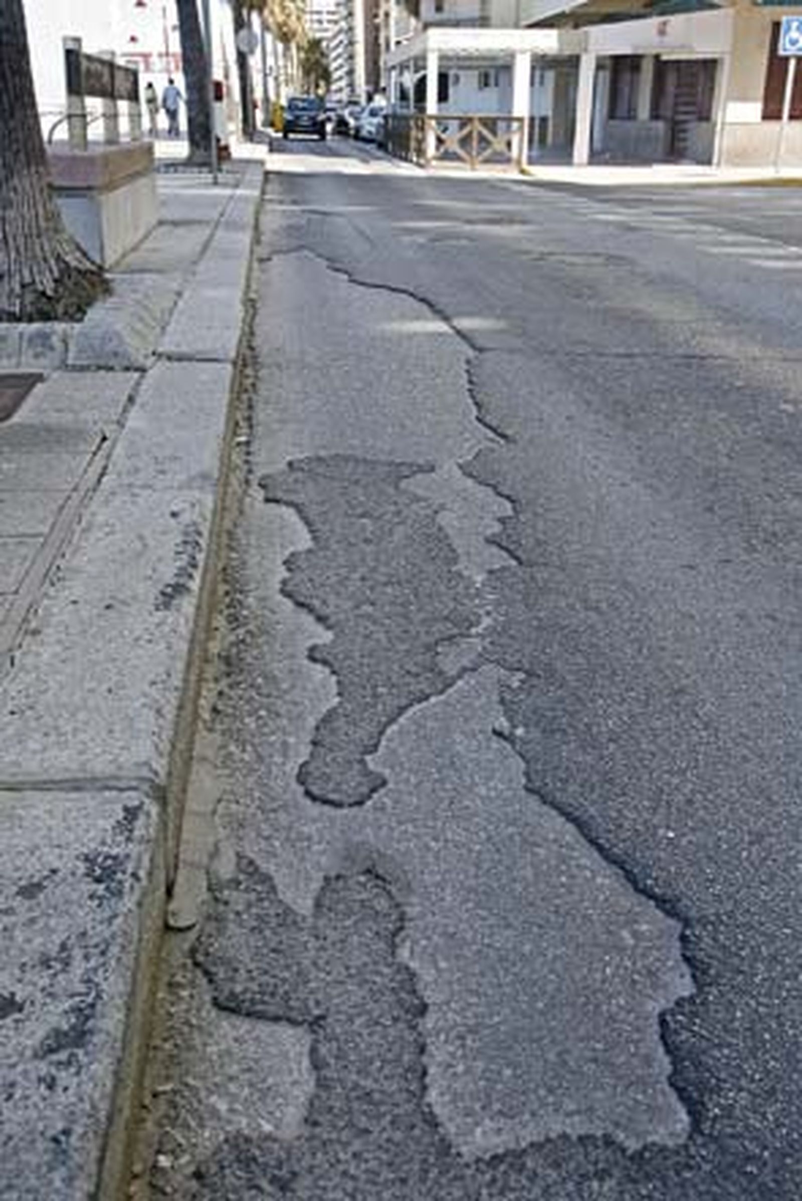 Decenas de operarios se afanan estos días por dejar la zona estrella del verano gaditano en perfecto estado./Joaquín Pino

Foto: Joaquin Pino