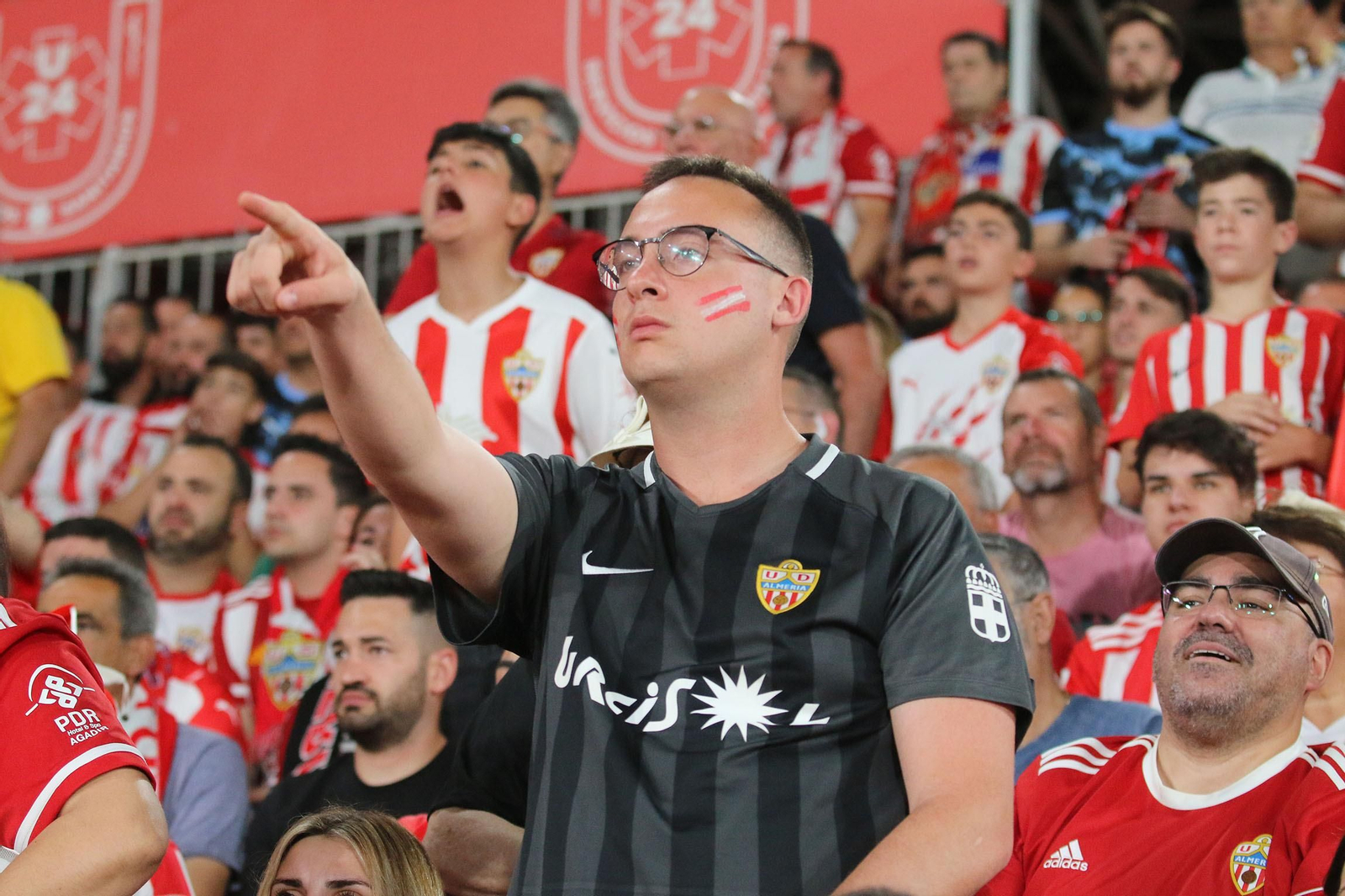 Las imágenes de la decepción de los aficionados del Almería