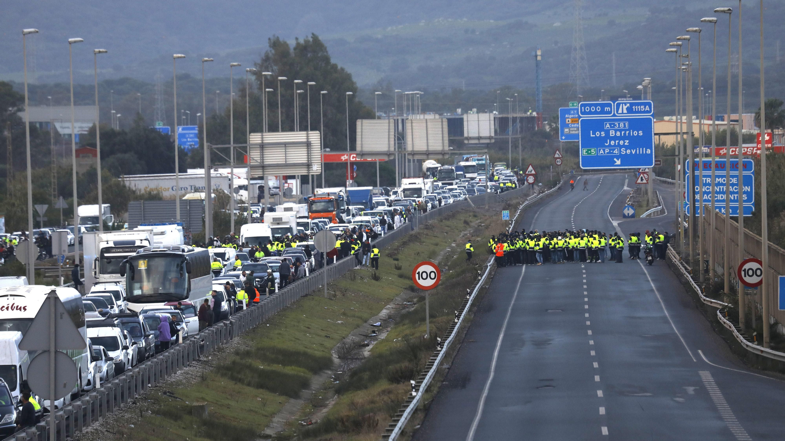 Imágenes del corte de la A-7 por los trabajadores de Acerinox en huelga, este viernes