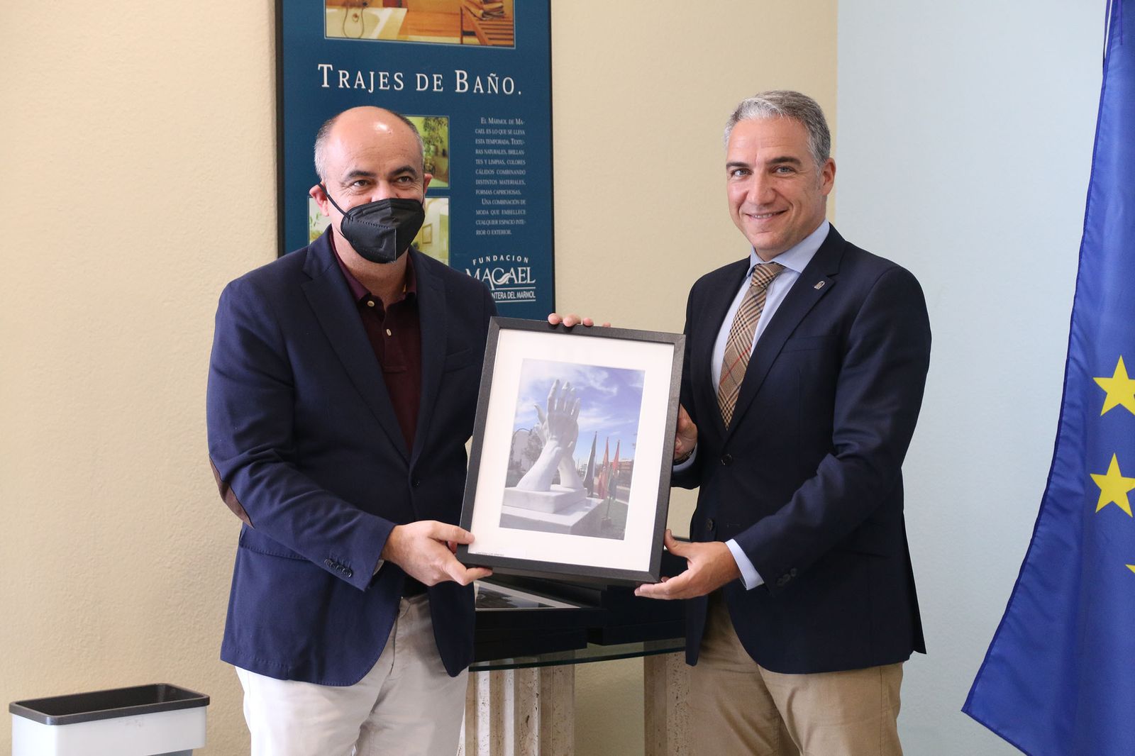 Las imágenes de la visita de Bendodo a Cosentino y la firma de la adenda con Extenda y la AEMA