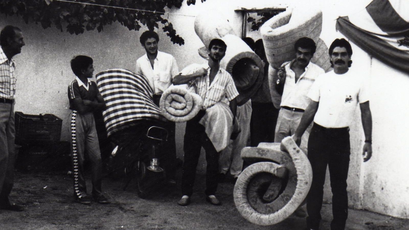 Varios jugadores del XCD, entre ellos Pepe Correa y Osma, colchones en ristre durante el encierro.