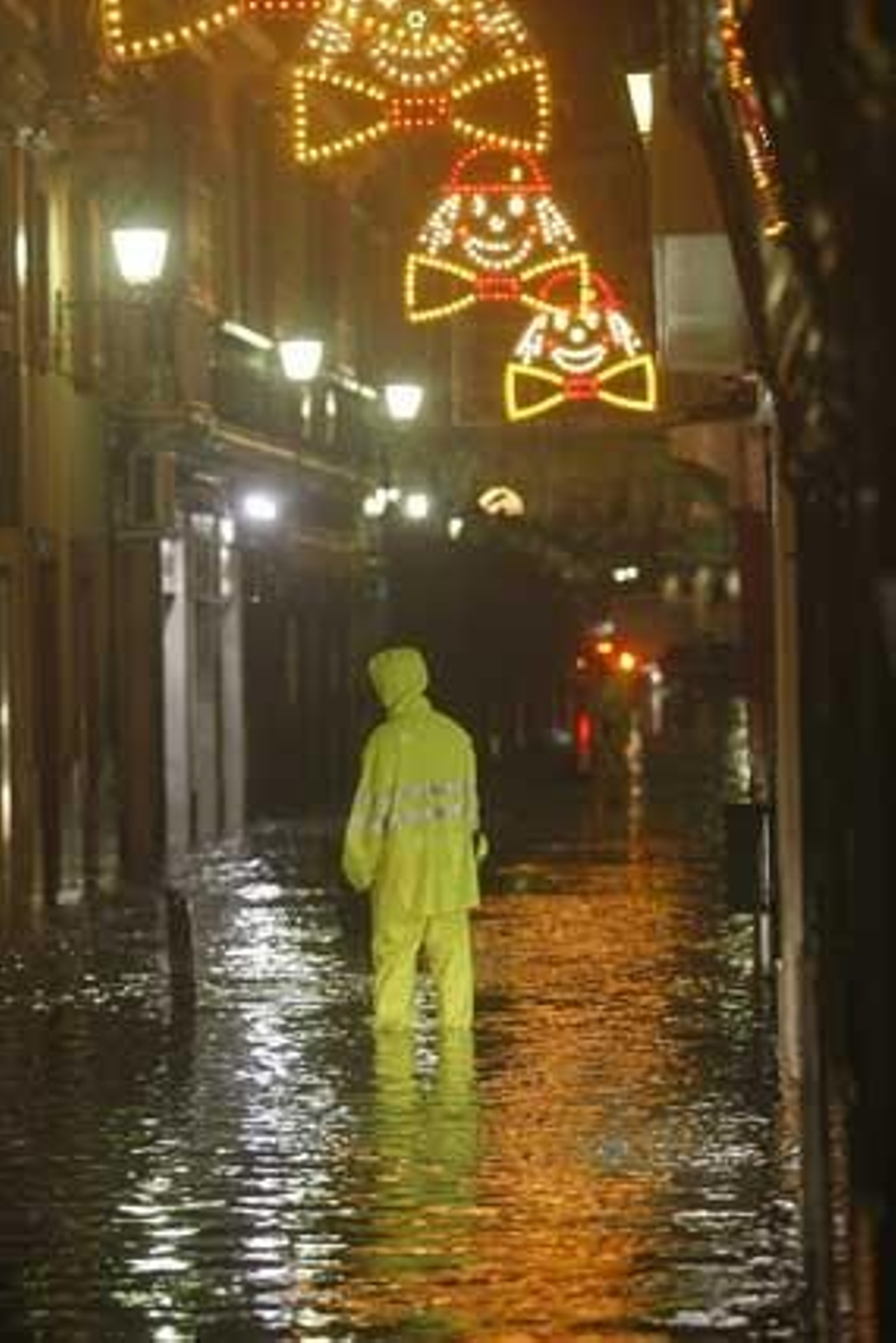 Una tormenta inunda el casco histórico. La parte más afectada fue la Plaza de San Juan de Dios y Canalejas

Foto: Julio Gonzalez/Lourdes de Vicende/Joaquin Pino/Jose Braza