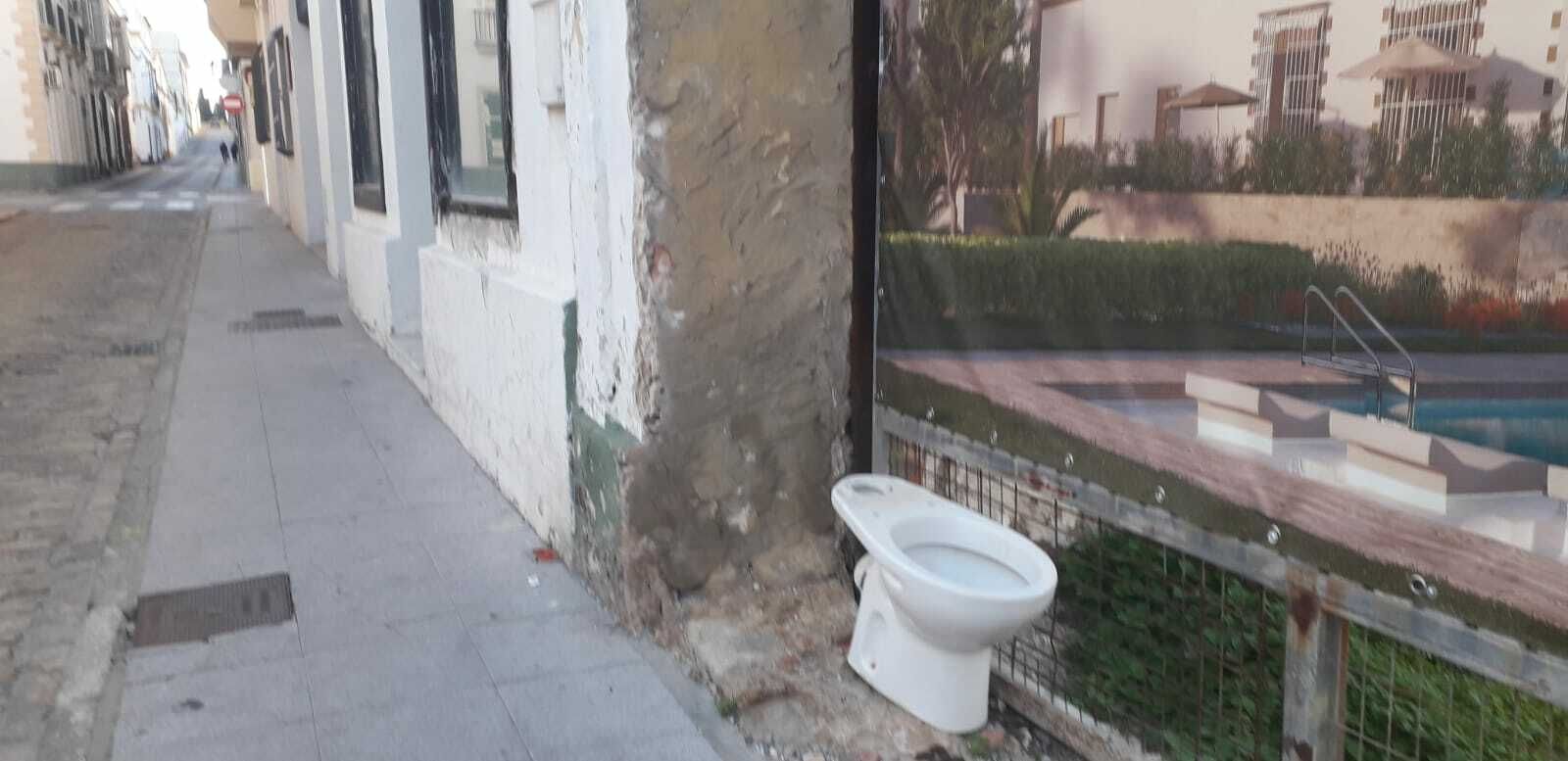 Una imagen muy poco cívica en la calle Espíritu Santo.